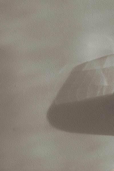 kaboompics_water-in-wine-glass-shadows-backgrounds-28794